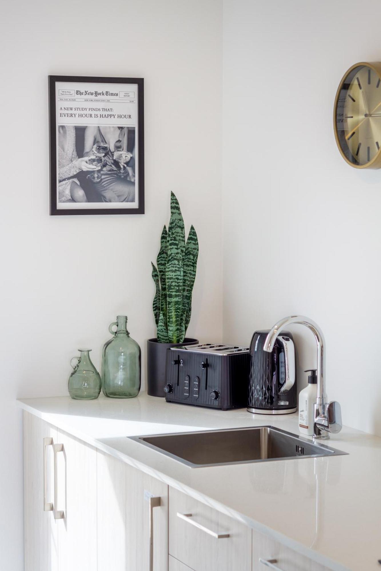 Prime Locale: Studio With Balcony Christchurch Exterior foto